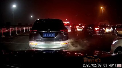 Un automobiliste n’aime pas du tout qu’un autre conducteur lui vole sa place dans les bouchons