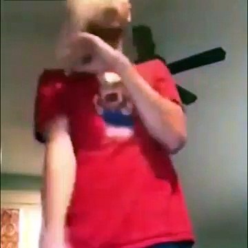 Un jeune fait le gangster avec son pistolet devant la caméra et finit par tirer une balle