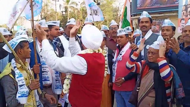 झांसीः सरकार बनने के बाद आम आदमी पार्टी के कार्यकर्ताओं ने मनाया जश्न