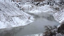 Torul Barajı gölünün yüzeyi kısmen buz tuttu