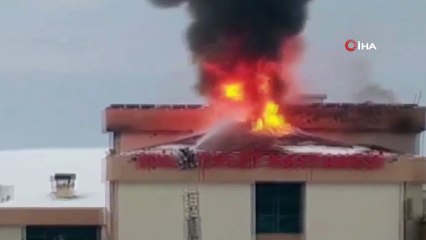 İdil Devlet Hastanesi'nin çatısı alev alev yandı