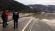 Sağanak yağmurla birlikte baraj yükseldi, yol ulaşıma kapandı