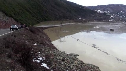 Baraj suyunun yükselmesi kara yolu ulaşıma kapattı