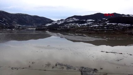 Bartın kozcağız deresi taştı, yol ulaşıma kapandı