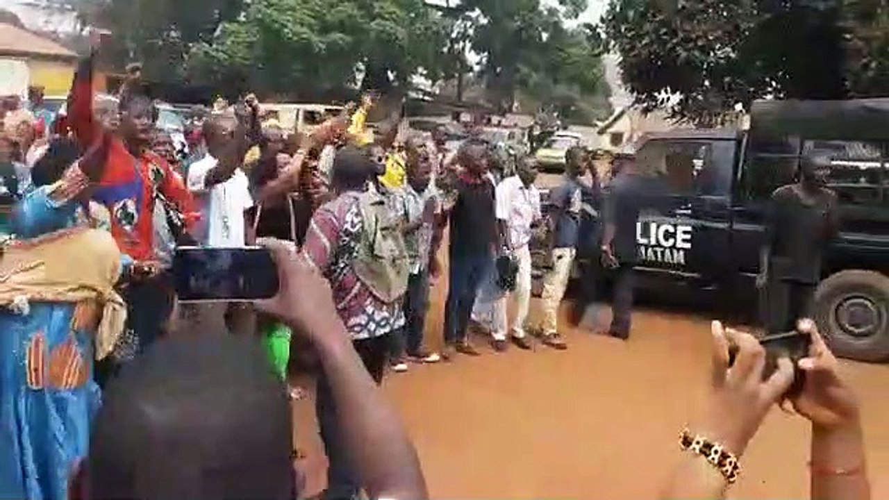 Mobilisation des enseignants au tribunal de Mafanco pour soutenir leurs camarades syndicalistes