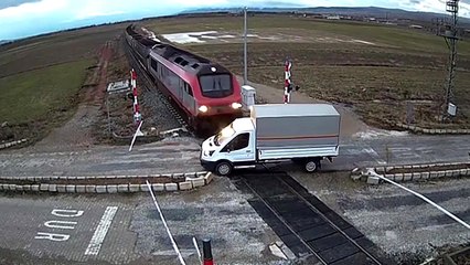 Un train percute une camionnette