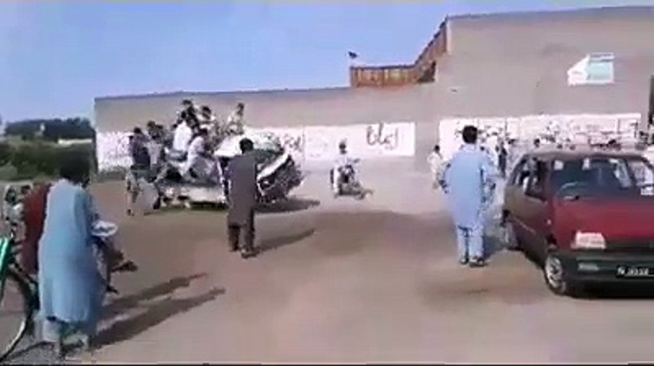 ایک_ایک_کرکے_اترتے_تو_شاید_وقت_لگتا_ڈرائیور_نے_سمجداری_کا_ثبوت_دیا_۔
