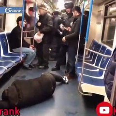 شاب يحاول إثارة الذعر في نفوس ركاب مترو موسكو بعد أن تظاهر بأنه مصاب بفيروس "كورونا"