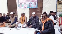 शाहजहांपुरः महंगी किताबो व अधिक फीस लेने के विरोध में भूख हड़ताल पर बैठा संगठन