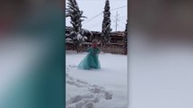 Au Texas, cette petite fille découvre la neige et imite spontanément 