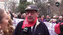 Un centenar de podemitas insulta OKDIARIO y al tribunal que juzga a Isa Serra por agredir a la Policía