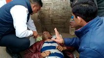 शाहजहांपुरः घायल युवक का टीएसआई विपिन शुक्ला ने पहुंचाया अस्पताल