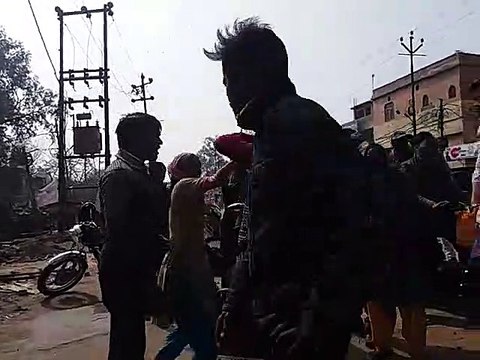 हाथरस: उधारी के पैसों को लेकर महिला ने बाइक सवार को पीटा, वीडियो वायरल