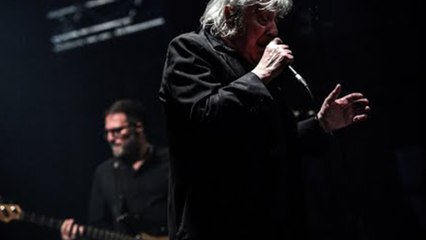 Atteint d'un cancer, le chanteur Arno sur scène à Paris avant son opération