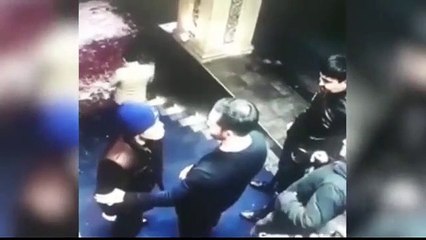 Segurança de discoteca mantém a calma até ao ponto em que é ameaçado com arma