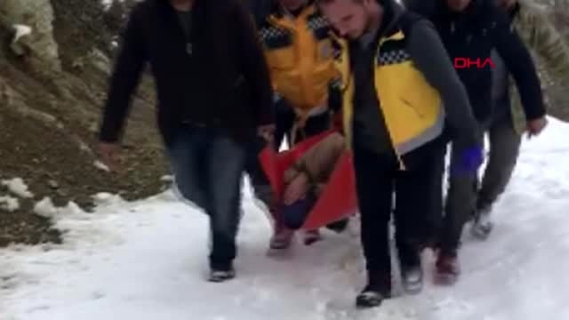 Adıyaman-kardan yolu kapalı köydeki hastayı 500 metre sedye ile taşıdılar