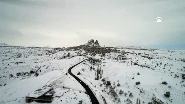 Karla beyaza bürünen Kapadokya hayranlık uyandırıyor
