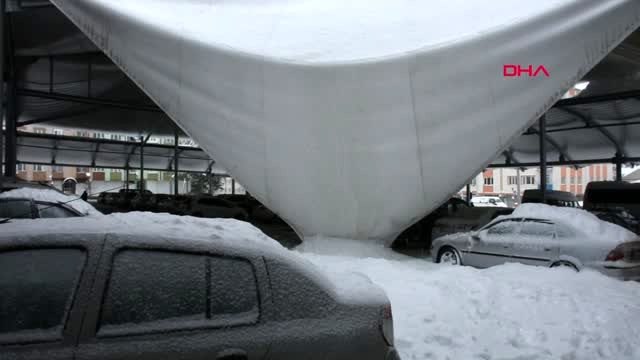 Karın ağırlığına dayanamayan pazar yeri çatısı çöktü