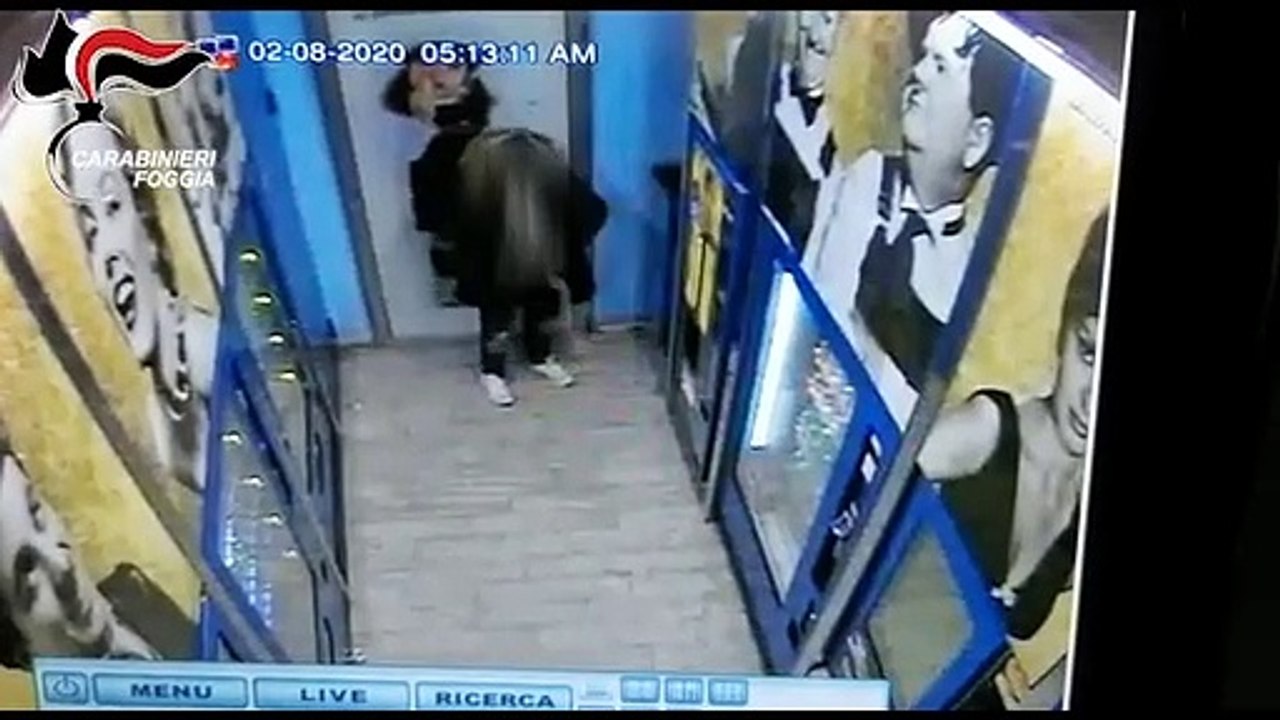 Puglia: ladro si getta in mare e chiede aiuto ai Carabinieri . E' accaduto a Manfredonia.