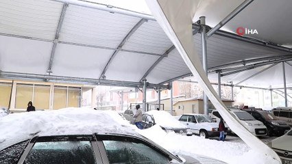 Pazar yeri çatısı yağan kara dayanamadı