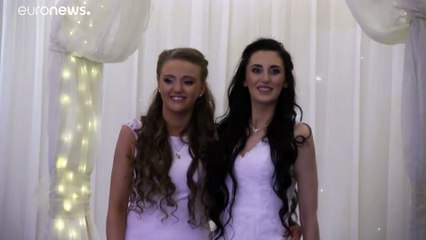 شاهد: عقد قران هو الأول في ايرلندا الشمالية بين فتاتين مثليتين