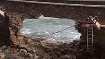 Parte del muro del muelle de Zarautz se viene abajo dejando un enorme agujero