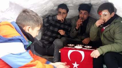 Kardan ‘Eskimo’ evi yapıp içinde çay keyfi yaptılar