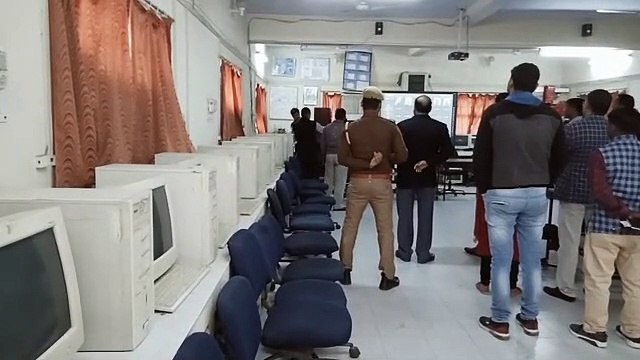 बोर्ड परीक्षाओं मे नकल पर रोक लगाने के लिये बनाया गया कन्ट्रोल रूम