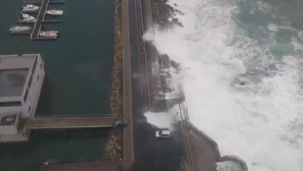 Olas gigantescas atraviesan un dique de abrigo en A Coruña