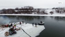 روسيا: تحويل قطعة من الجليد إلى قارب !!