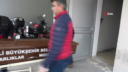 Annesini döven ağabeyini 20 yerinden bıçaklayarak öldürdü