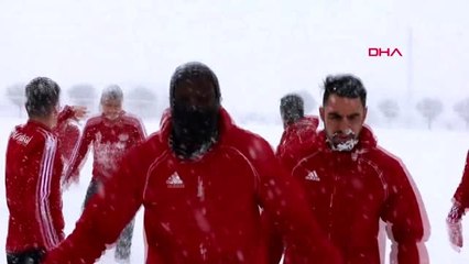 Spor demir grup sivassporlu futbolcuların kar neşesi