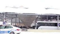 Üzerinde kar biriken pazar yerinin çatısı çöktü