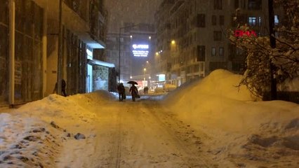 Van'da kar kalınlığı 1 metreyi aştı, okullar 2 gün tatil edildi