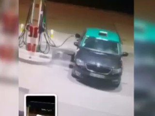 Taxista de Lisboa arranca de posto de combustível com mangueira no depósito