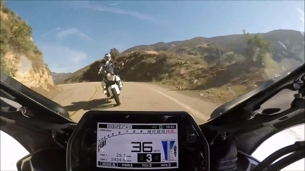 Ce motard en croise un autre à contre-sens et va avoir beaucoup de chance. Bon réflexe