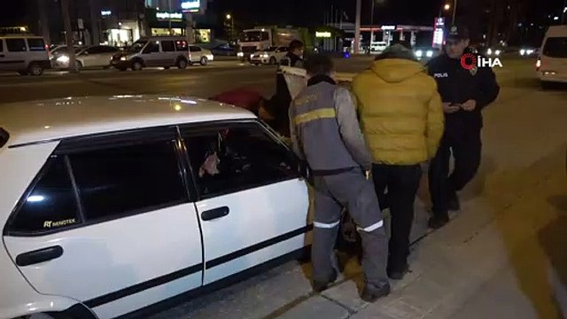 Yol verme kavgasında otomobile bıçakla saldırıp tüfekle ateş açtılar