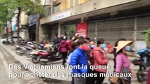 Coronavirus: des Vietnamiens font la queue pour acheter des masques