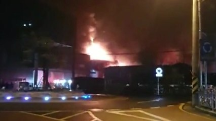 식자재 공장 건물3동 '활활'...3억 피해 / YTN