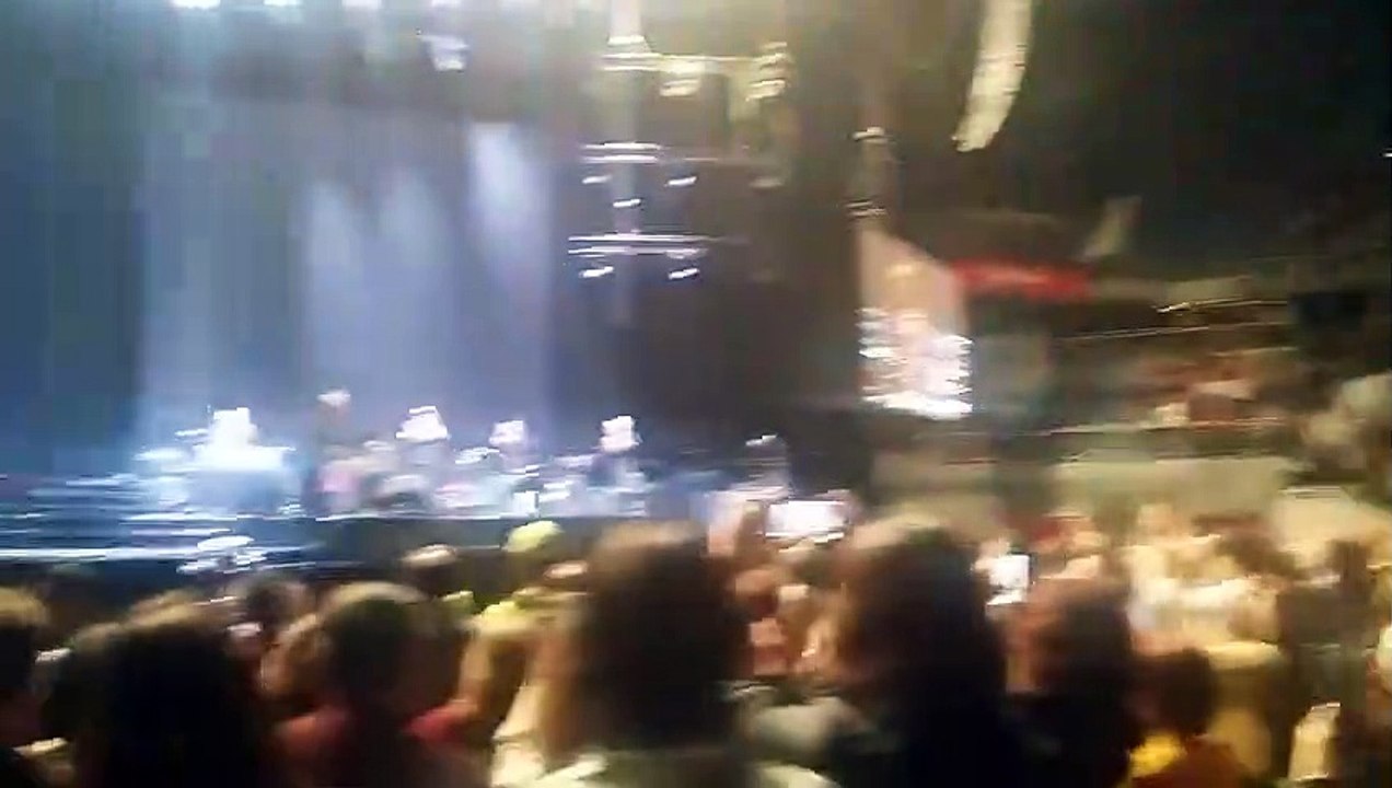 Sabina suspende el concierto tras sufrir una caída en el escenario.