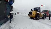 İran'da yoğun kar yağışı