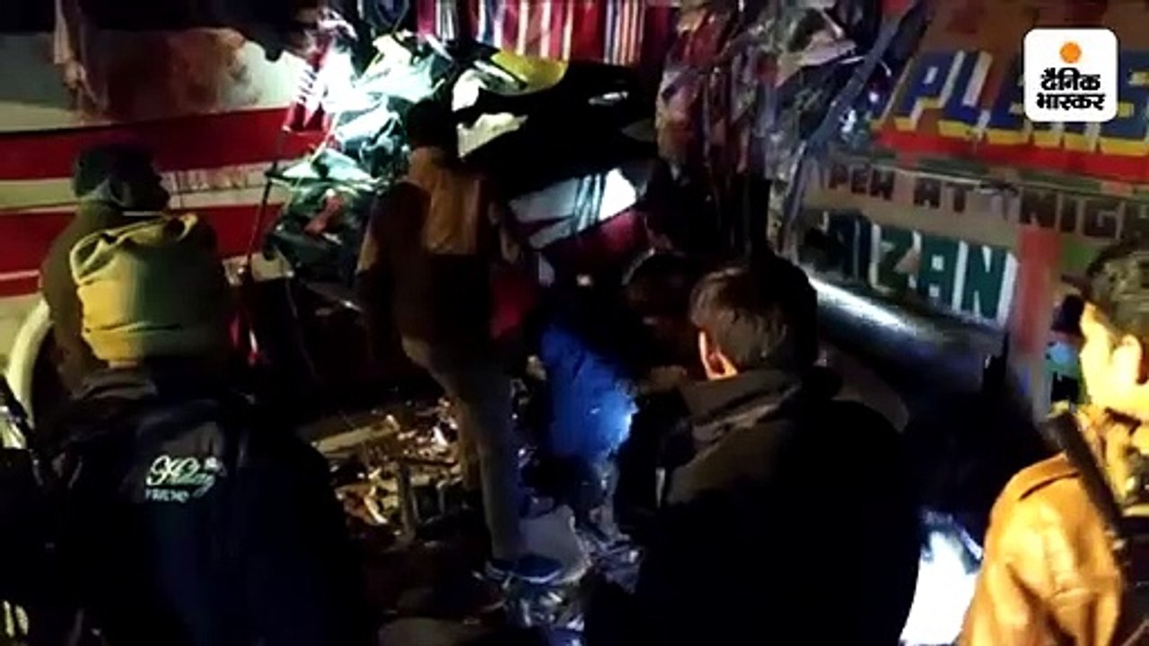 बिहार जा रही बस आगरा-लखनऊ एक्सप्रेसवे पर खड़े ट...