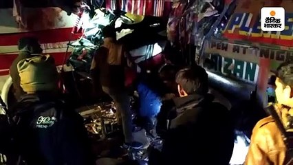 आगरा-लखनऊ एक्सप्रेसवे पर बस और ट्रक टकराए