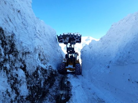 Yüksekova'da 6 metreyi bulan kar tünelleri şaşırttı