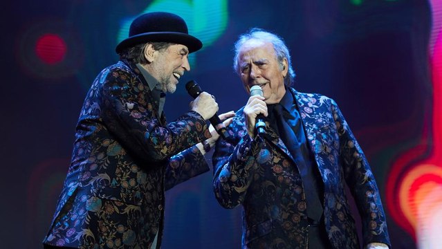 Joaquín Sabina se cae del escenario en pleno concierto y regresa en silla de ruedas para anunciar que le duele mucho y suspende