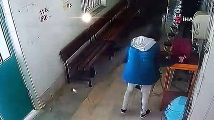 Bursa’da camideki yardım kutusunu masayla birlikte çaldılar