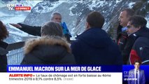 Emmanuel Macron s'apprête à descendre l'escalier qui mène à la Mer de Glace, qui a perdu 130 mètres de hauteur en un siècle