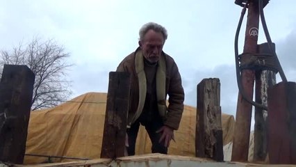 Ekmeğini denizden çıkararak 4 çocuğunu okutuyor