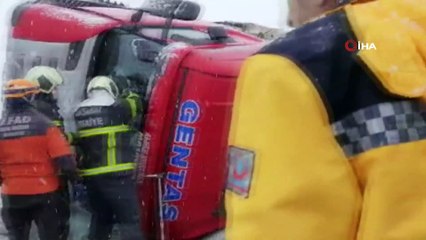 Buz tutan yolda tır devrildi, hamile kadın kabinde sıkıştı: 5 yaralı