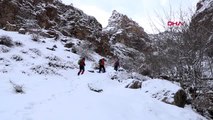 Hakkari'de donan şelale ilgi çekiyor